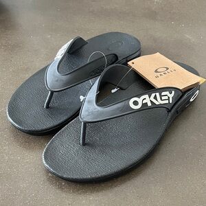 Oakley Men's Black Flip-Flop Sandals